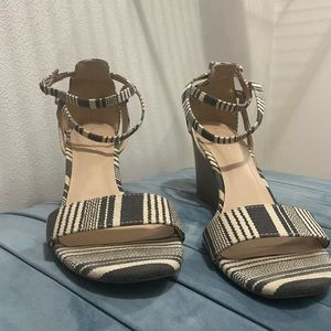 Kelly & Katie wedge sandal heels size 10 gray & white